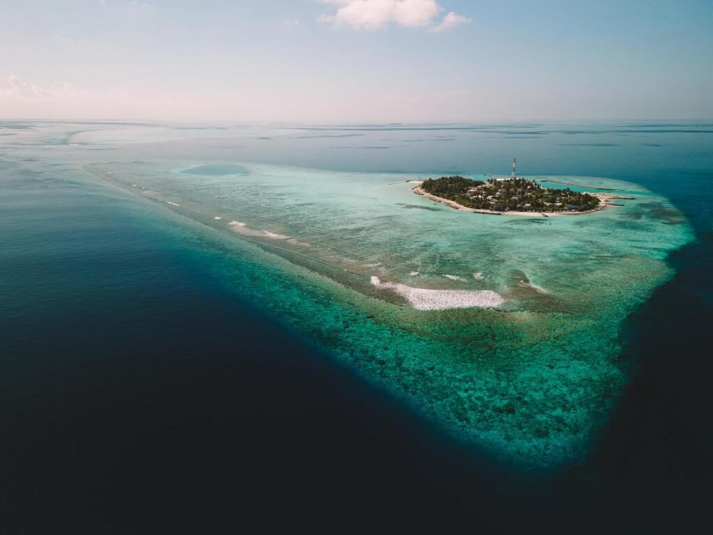 Rakeedhoo and the reef of Vaavu Atoll seen from the air